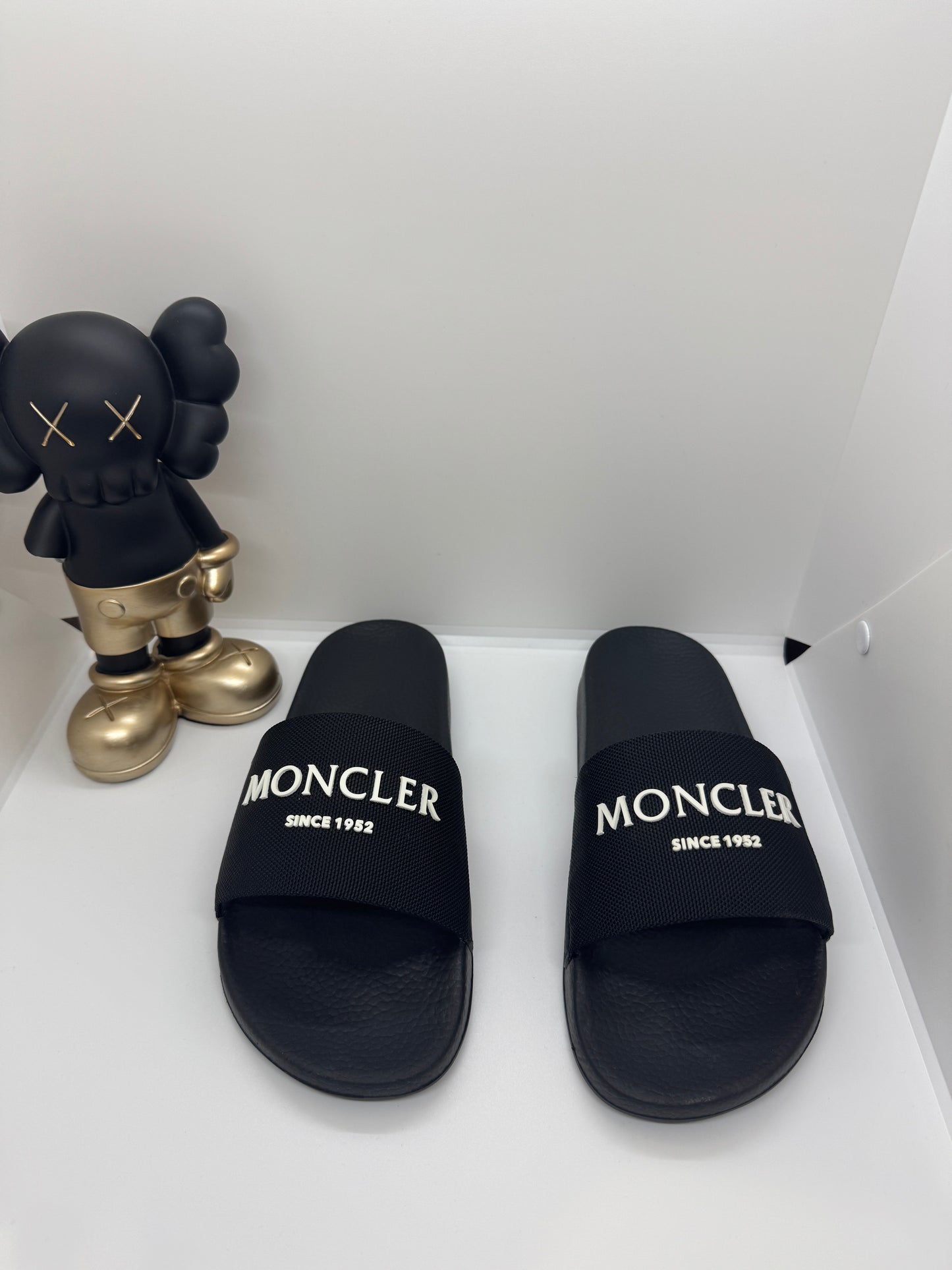 Moncler slides size 40