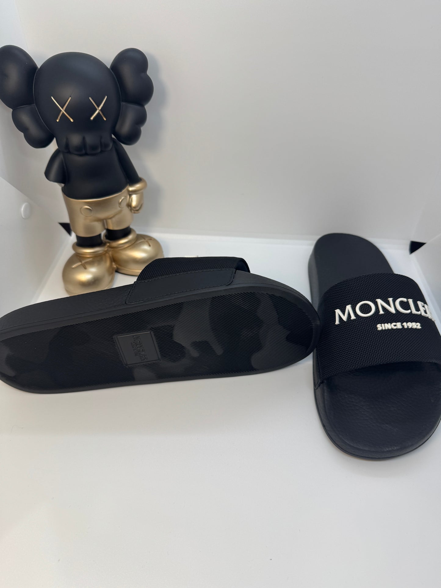 Moncler slides size 40