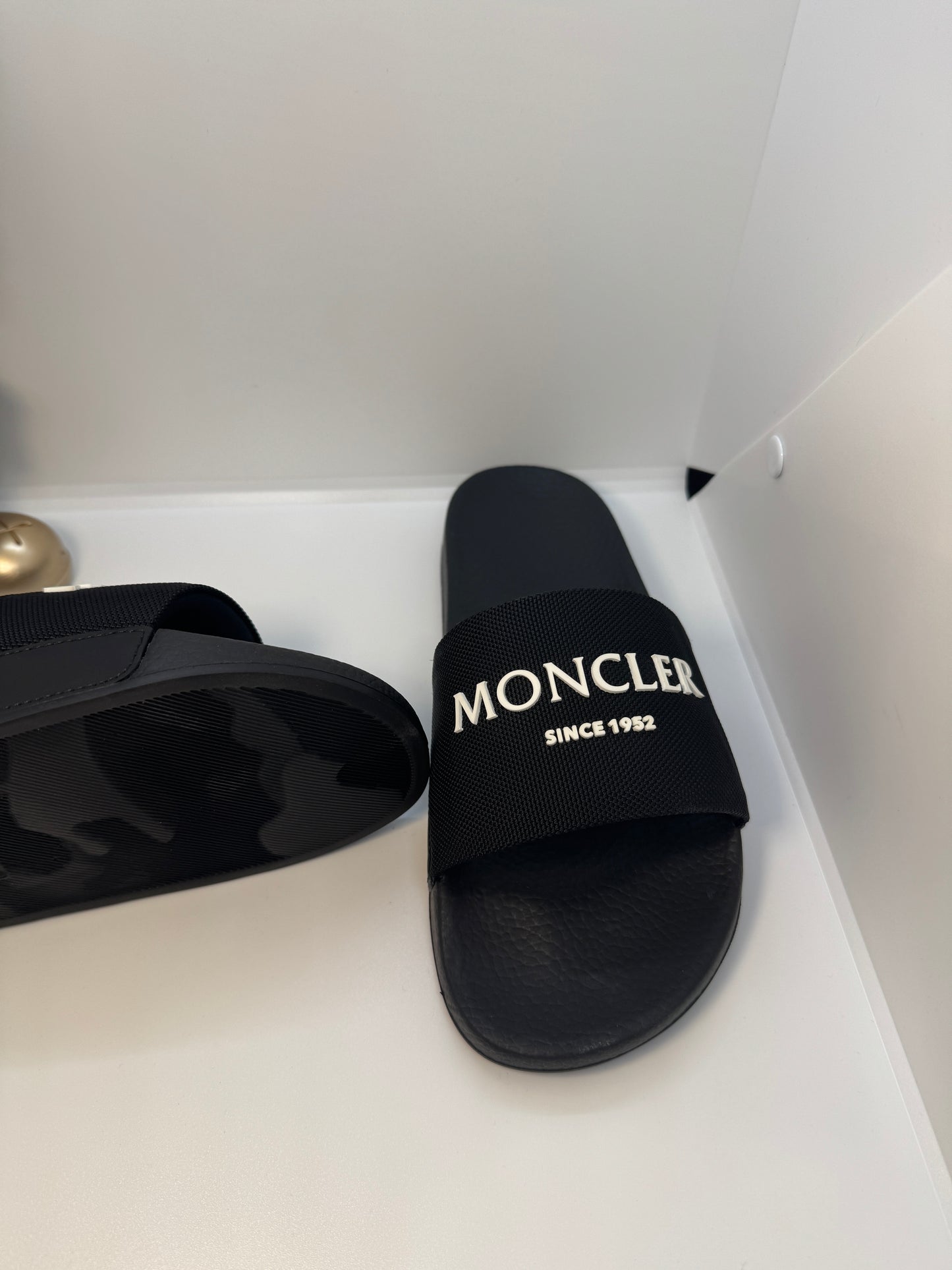 Moncler slides size 40
